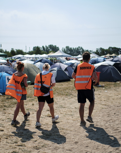 Tre campingværter der går en tur på området