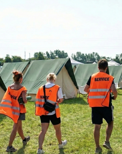 Tre campingværter der går en tur på området